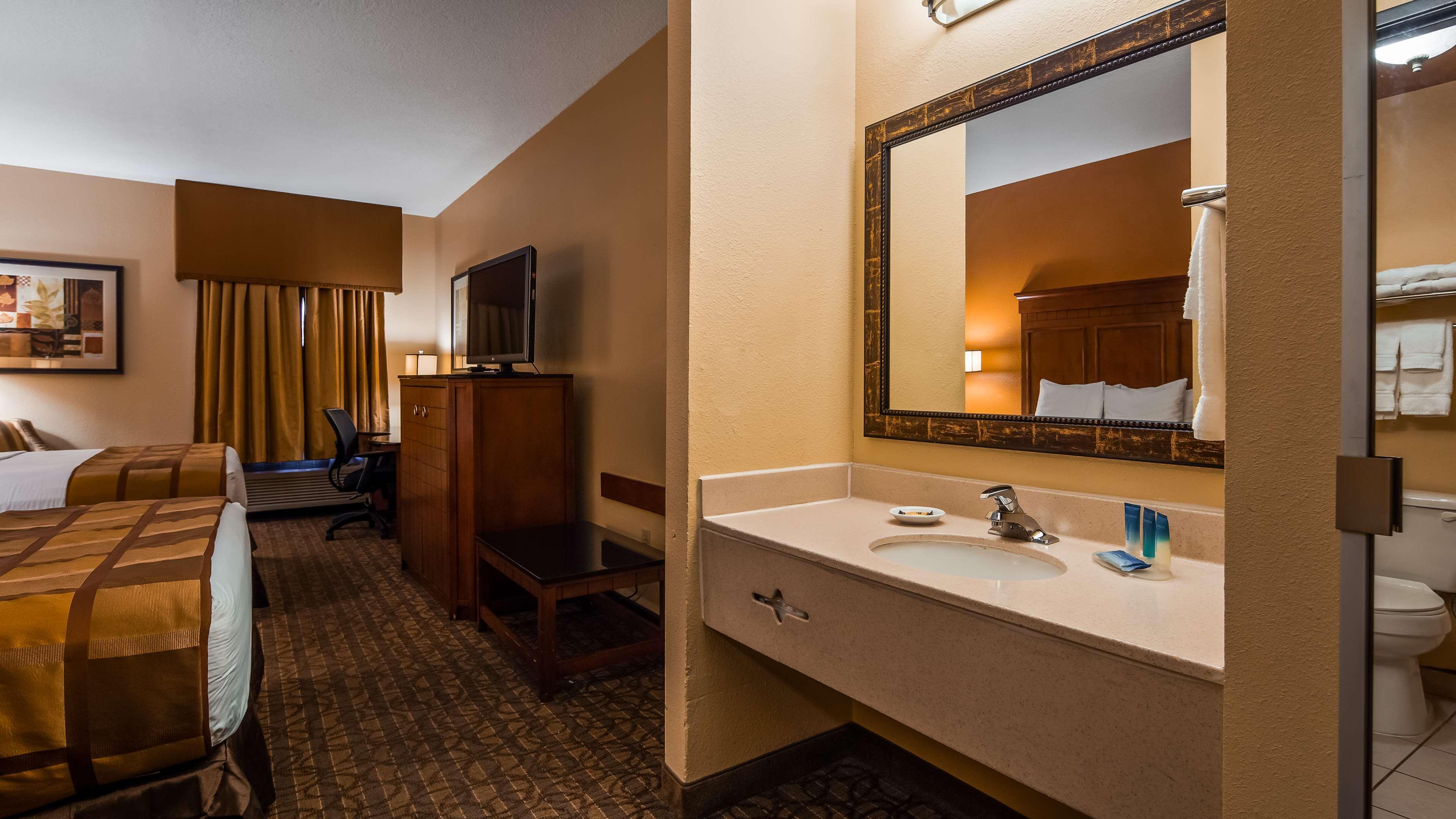 Best Western Plus Midwest Inn & Suites Salina Εξωτερικό φωτογραφία